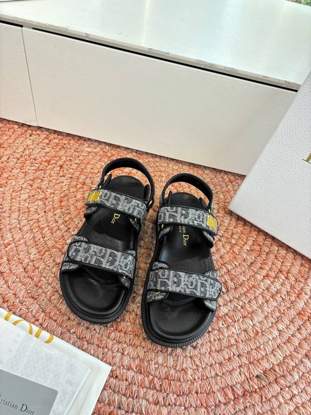 代购级G133 #迪奥2026早春一眼就想要的凉鞋拖鞋简单大方‘低调奢华！ DDD 配上醒目的Chanristian Dior标志扣#非常高级 DDD 穿着舒适