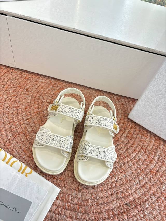 代购级G133 #迪奥2026早春一眼就想要的凉鞋拖鞋简单大方‘低调奢华！ DDD 配上醒目的Chanristian Dior标志扣#非常高级 DDD 穿着舒适