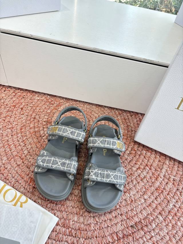 代购级G133 #迪奥2026早春一眼就想要的凉鞋拖鞋简单大方‘低调奢华！ DDD 配上醒目的Chanristian Dior标志扣#非常高级 DDD 穿着舒适