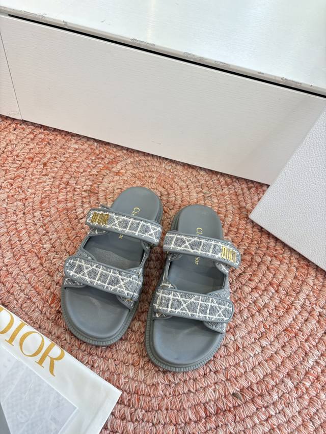 代购级G133 #迪奥2026早春一眼就想要的凉鞋拖鞋简单大方‘低调奢华！ DDD 配上醒目的Chanristian Dior标志扣#非常高级 DDD 穿着舒适