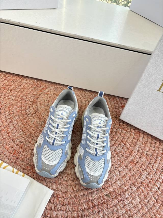 所即所得G0133C'est Dior 迪奥 26春夏全新休闲运动鞋‘以牛皮革和网眼织物制作，轻盈透气。侧边的Cd字母非常有Dior辩识度，运动风设计融合流苏细