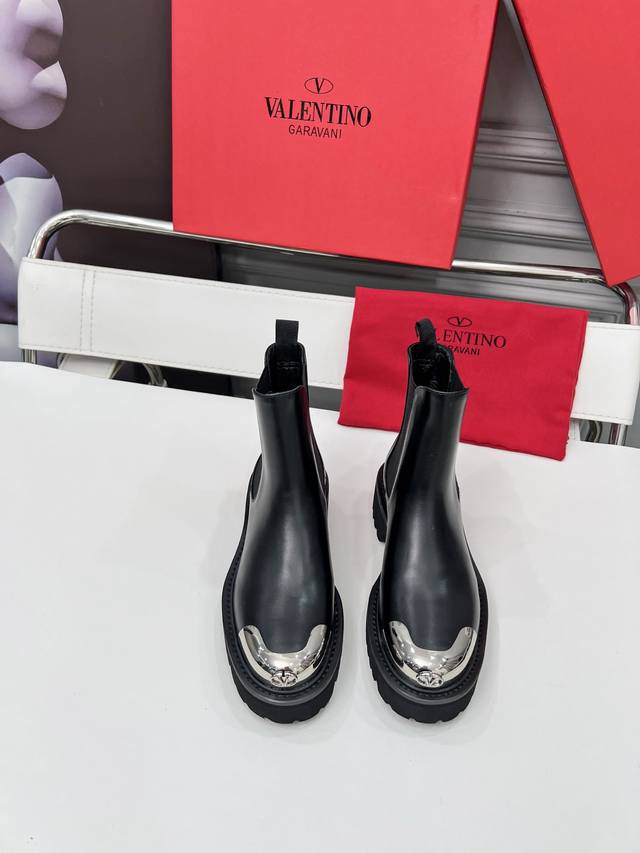 2026 华伦天奴 代购级别 DDD 经典的华伦天奴特别有质感的五金衬托出满满的高级感 DDD 上脚后惊呆的美超级显脚瘦！ DDD 新一季不负期待！值得入手 D