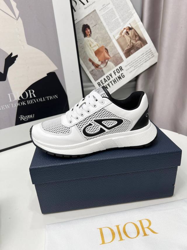 2025新款Run'n网眼飞织运动鞋 DDD 以优雅时尚的造型重新演绎运动风格。鞋面采用灰色网眼织物精心制作，鞋带和鞋跟饰以Christian Dior 标志。