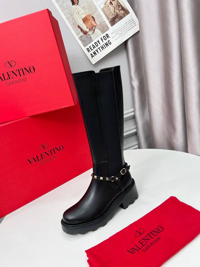 华伦天奴柳钉款2025新款切尔西。 上脚超级漂亮。。超级舒服。头层牛皮，内里羊皮。 DDD 码数35-41 。 DDD 出厂价P DDD