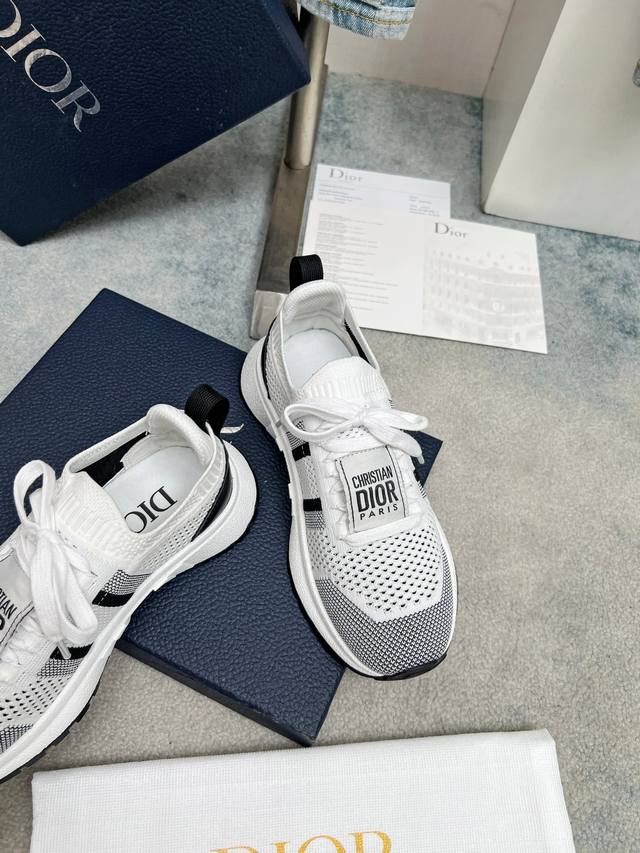 2025夏季Dior迪奥 针织 飞织 休闲 运动鞋 DDD 柔软透气的鞋面与轻盈的纹理效果橡胶鞋底相得益彰，饰以各种经典细节，是日常造型的理想之选 可与各式休闲