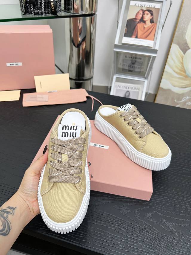 Miumiu25款帆布厚底松糕鞋小仙女们的最爱 DDD 这款运动鞋诠释了Miumiu的经典风格以洗水丹宁牛仔勾勒的廓形点缀电绣字母徽标，搭配前卫休闲厚底，上脚柔