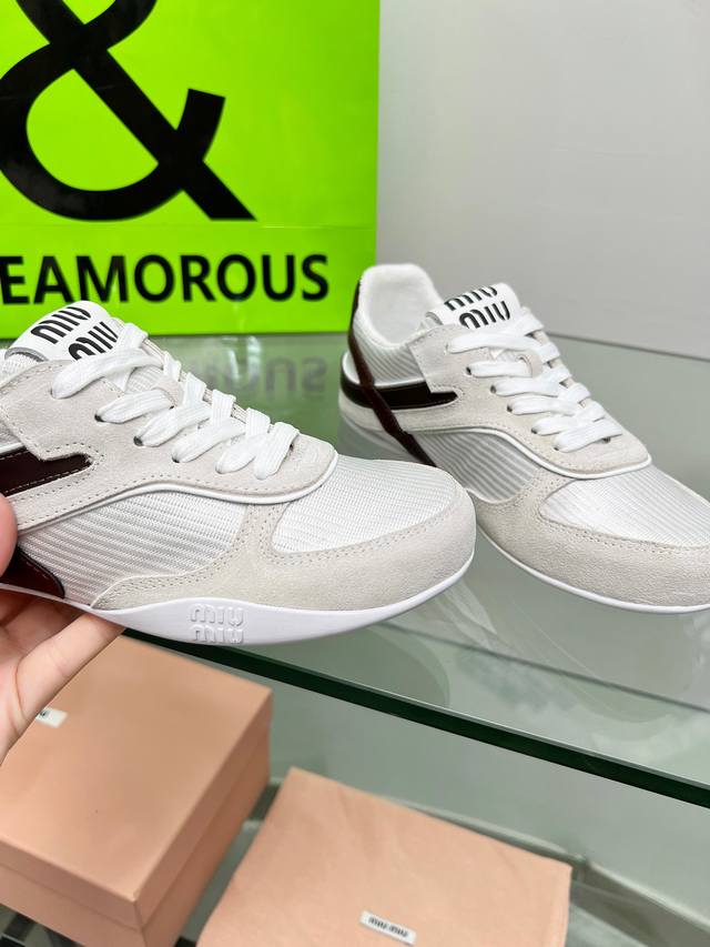 所见即所得G027代购级别独家首发Miumiu缪缪时装周Miu Miu 2025春夏系列秀场 DDD Miu Miu 与 New Balance 合作系列无疑是