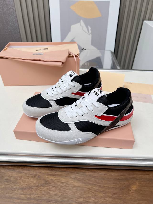 所见即所得G027代购级别独家首发Miumiu缪缪时装周Miu Miu 2025春夏系列秀场 DDD Miu Miu 与 New Balance 合作系列无疑是