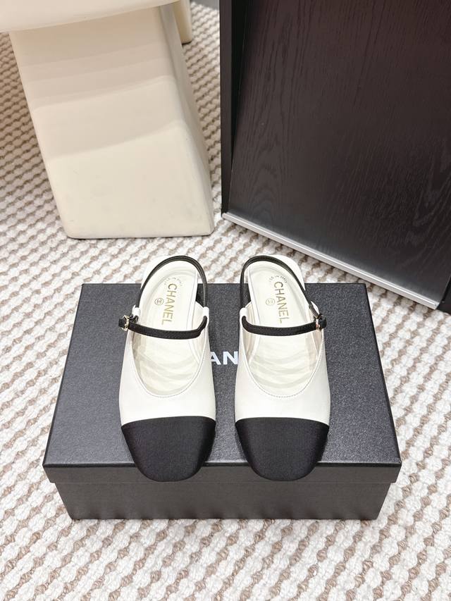代购级 DDD Chanel香奈儿 26C春夏系列凉拖鞋 后空凉鞋 拖鞋 DDD 方头+黑白拼色设计，优雅又现代。真皮鞋面+金属扣细带，贴合脚踝不易掉跟，穿着舒