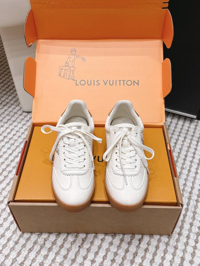 代购级 DDD Louis Vuitton2026春夏新款 系带 平底 德训 休闲板鞋 DDD Louis Vuitton2026这款德训板鞋采用金属光泽绸缎鞋 代购级 DDD Louis Vuitton2026春夏新款 系带 平底 德训 休闲板鞋 DDD Louis Vuitton2026这款德训板鞋采用金属光泽绸缎鞋