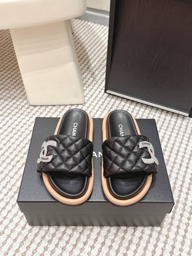 代购级 DDD Chanel香奈儿 2026春夏新款 菱格 水钻 拖鞋 DDD 香奈儿2026初春系列菱格水钻拖鞋，经典菱格纹+水钻双C Logo，品牌辨识度超
