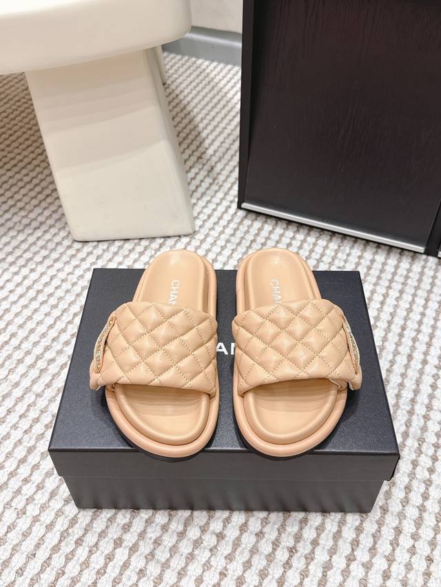 代购级 DDD Chanel香奈儿 2026春夏新款 菱格 厚底 拖鞋 DDD Chanel这款菱格厚底拖鞋，黑色皮革+经典菱格纹，品牌感满满！厚底设计悄悄增高