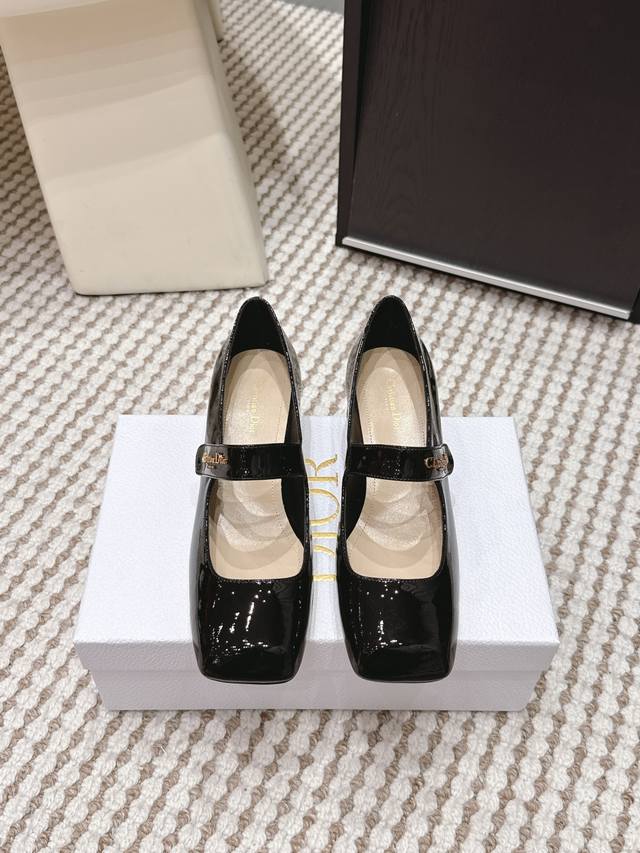 代购级 DDD Dior迪奥 2026春夏新款 方头 粗跟 玛丽珍鞋 单鞋 DDD Dior方头粗跟玛丽珍鞋，黑色漆皮+金属Logo扣，简约又超有辨识度！方头设