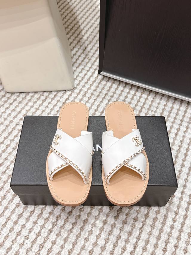 代购级 DDD Chanel 26C 春夏新款 平底 链条 一字拖 凉拖鞋 DDD Chanel 26C系列白色链条凉拖，优质皮革+金属链条，经典双C Logo