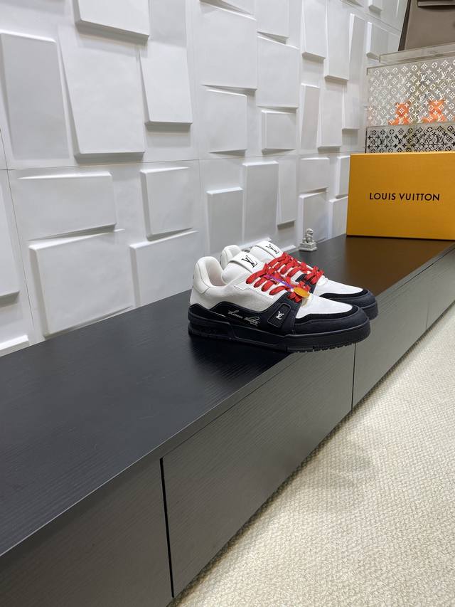 顶级版本: DDD 本款Lv Trainer 运动鞋以防水正绒面革与瞩目双色色调演绎新季风尚。缤纷登山风格鞋带与科技橡胶外底张扬户外精神,后者经改良强化抓地力。 顶级版本: DDD 本款Lv Trainer 运动鞋以防水正绒面革与瞩目双色色调演绎新季风尚。缤纷登山风格鞋带与科技橡胶外底张扬户外精神,后者经改良强化抓地力。