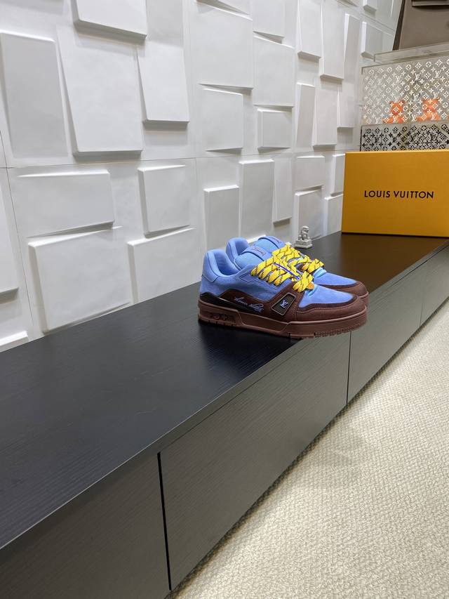 顶级版本: DDD 本款Lv Trainer 运动鞋以防水正绒面革与瞩目双色色调演绎新季风尚。缤纷登山风格鞋带与科技橡胶外底张扬户外精神,后者经改良强化抓地力。 顶级版本: DDD 本款Lv Trainer 运动鞋以防水正绒面革与瞩目双色色调演绎新季风尚。缤纷登山风格鞋带与科技橡胶外底张扬户外精神,后者经改良强化抓地力。