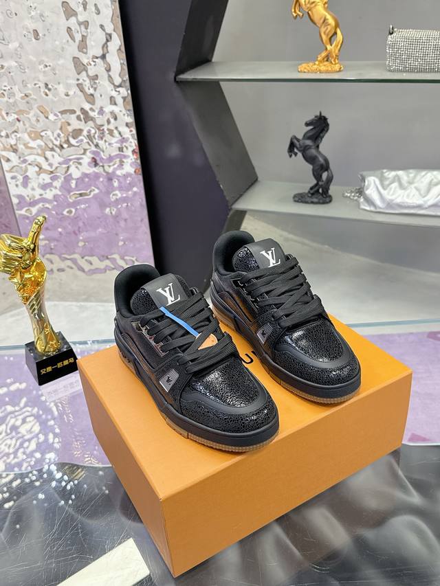 工厂P价P: DDD 官方最新出炉最新颜色 DDD 原版开发 品质出货 欢迎对比 Lv板鞋系列 DDD Lv Trainer Maxi运动鞋将成衣系列的宽松廓形 工厂P价P: DDD 官方最新出炉最新颜色 DDD 原版开发 品质出货 欢迎对比 Lv板鞋系列 DDD Lv Trainer Maxi运动鞋将成衣系列的宽松廓形