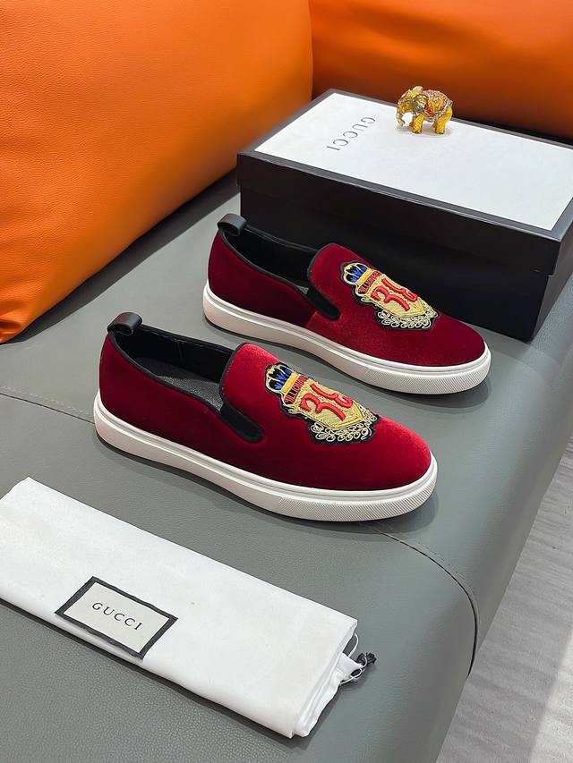 商品名称：Gucci 古驰 正规码数: 38-44 套脚鞋 商品材料：精选 进口磨砂牛皮鞋面，柔软羊皮内里；原厂大底。