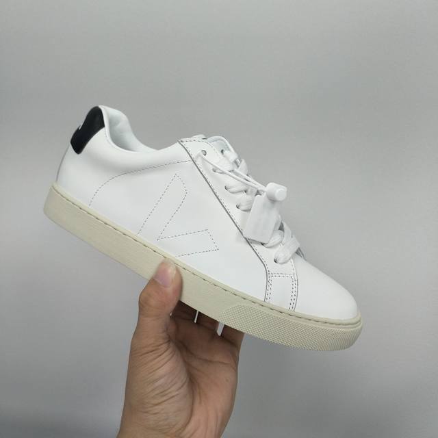 实价不让利 ！Veja 法国品牌，号称国民小白鞋，鞋边醒目简洁的v型 Logo 辨识度极高，鞋型以传统小白鞋为依托，在配色上主打复古色调，不轻易撞款又能极具时髦