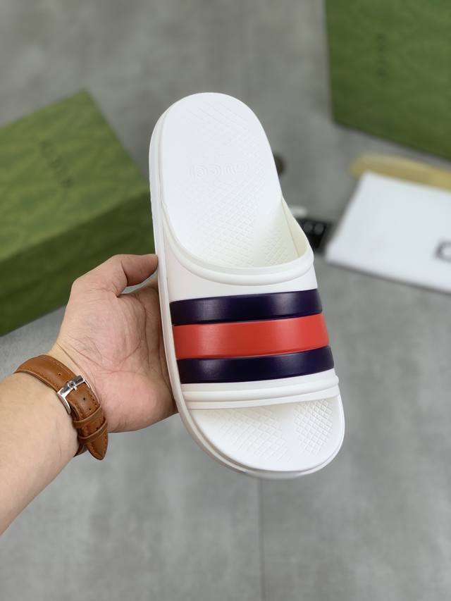 工厂价 实价 Gucci 古奇新款休闲拖鞋，原版官网1:1、完美做工 透射出一种尊贵奢华，于古奇高端超凡工艺中升华其奢侈定义。原版古奇双g组合大底，码数：38-