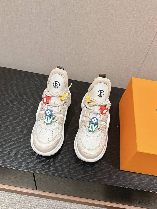 工厂价： Lv 女鞋 Archlight系列新品！ 百看不腻的经典老爹鞋 运动鞋～ -Archlight 百看不腻经典拱桥廓形 超轻盈鞋底，舒适满分拉长腿型神器
