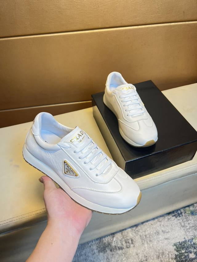 Prad*普拉达2024春夏新品男士高端运动鞋，这款运动鞋休闲百搭，选用进口牛皮打造，进口牛皮内里，轻质发泡大底，脚感非常舒适，运用柔和简洁的线条勾勒出运动风廓