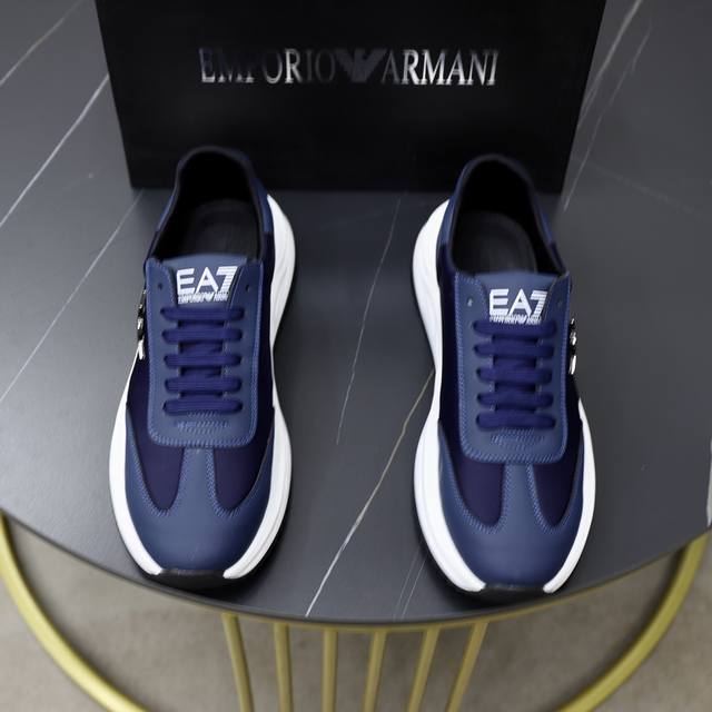出厂价： 品牌：阿玛尼 标准码：38-44 等级：官网同款 材料：原版面料 舒适内里 轻便耐磨大底 款式类别：男士时尚休闲鞋 跑步 运动鞋 尊贵奢侈品大牌元素