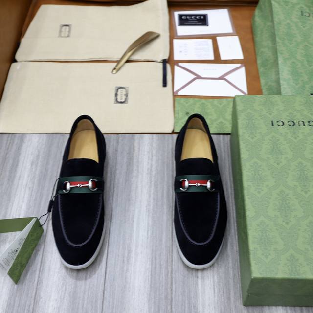 出厂价： 原版1:1拆解g家新品 Gucci古-驰 马衔扣男士乐福鞋 便鞋 官方售价 Rmb ,900 这款单品出自gucci Lido系列，设计灵感源自意大利