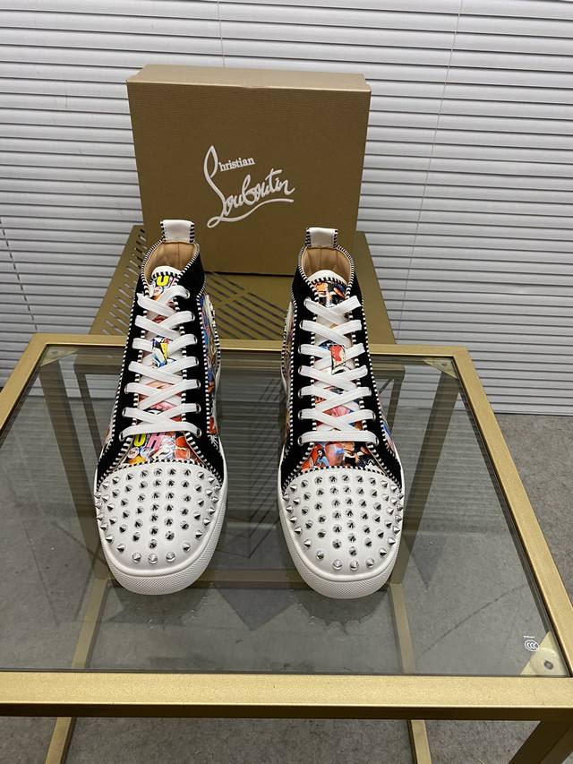 定做款。出厂价 。Christian Louboutin Cl红底鞋 专柜系列，情侣休闲板鞋 独家热款发布活动乳胶垫脚成品大底车线女35-40#男38#-46,