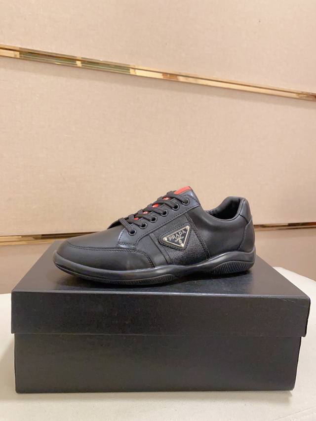 普拉达 官网最新款休闲时尚男鞋，爆款版型简洁大气，潮男专属.独有的官网最新品牌元素元素原版装饰，时尚又大方，面料原版牛皮透气内里，官网指定耐磨休闲大底，专柜经典