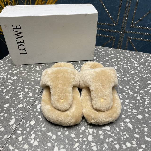 Loewe 罗意威 最新款羊毛拖鞋 全进口羊羔毛皮包 垫脚，舒适度极高，非常具有辨识度，美貌与实用并存舒适而不单调的 材料：进口羊皮毛一体 大底：耐磨pu底 码