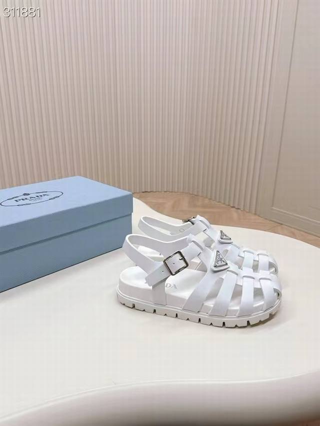 Prada 普拉达2024春夏新款凉鞋系列 经典三角扣猪笼凉鞋 经典升级 舒适度与时髦度并存 圆头设计搭配不同风格需求 鞋面：原版定制材质切割 羊皮 垫脚 大底
