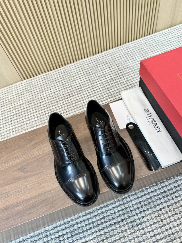 Balmain巴尔曼官网新款男士皮底商务休闲皮鞋 原单品质牛货，面采用进口开边珠 漆皮 小牛皮制作，搭配牛皮内里 垫脚，意大利原版进口真皮大底，尽显奢华，看对眼