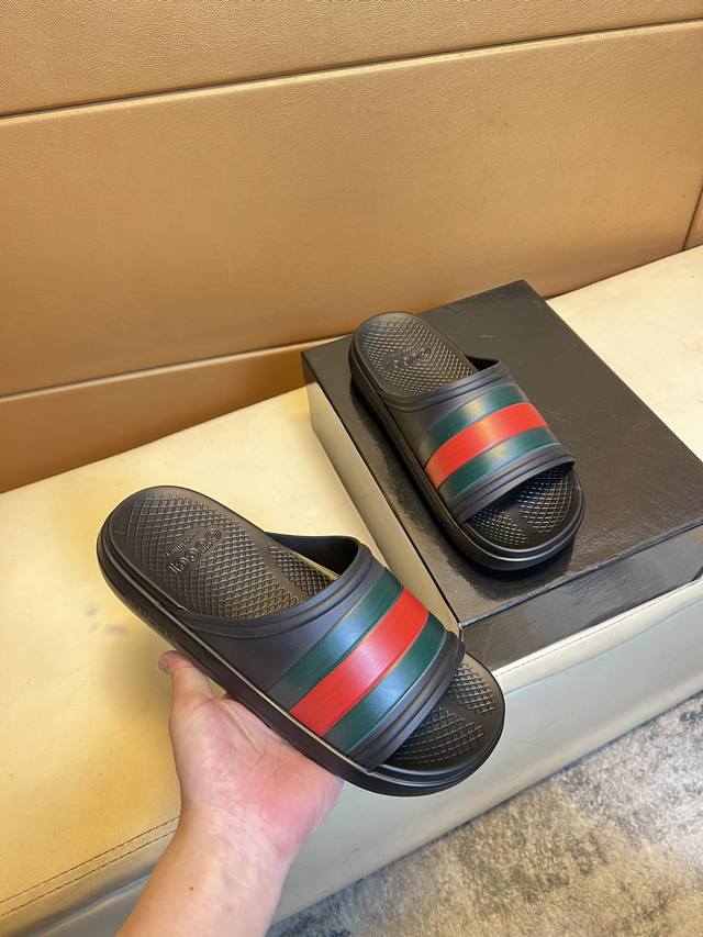 Gucci古奇拖鞋 男鞋高端品牌 官网1:1最新力作：原版开模定制，面料釆用进口原版材料制作，升级版tpu大底，更轻便，防滑。市场顶级品质，简单不失品味，潮人必