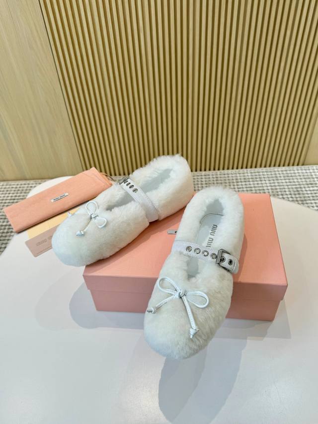 时尚必备 Miumiu 羊毛单鞋，优雅新宠 Miumiu 这款羊毛单鞋真的太绝啦！ 精选优质羊毛，触感柔软，温暖亲肤。 羊皮内里，细腻舒适，呵护双足。 平底设计