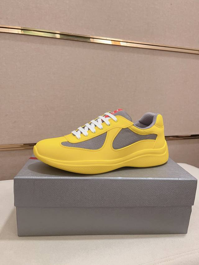 工厂价: 普拉达 Prada 新款男士休闲运动鞋，高端品质 Tw定制pvc胶料面双层透气网布 鞋垫是小牛皮 冲孔设计 透气舒适 原厂真空pu吸塑大底 轻质柔软