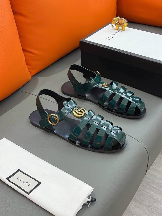 商品名称：Gucci 古驰 正规码数: 38-44 拖鞋 商品材料：精选 头层牛皮鞋面，柔软羊皮内里；原厂大底。