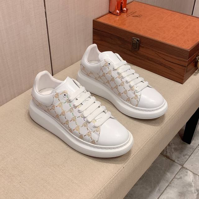 新款: 厂价: 古奇gucci* 最新爆款休闲鞋，顶端品牌奢侈～代购，顶级～质量。鞋面選用进口透气牛皮搭配材质透气羊皮垫脚 精细做工。原版个性时尚柔软橡膠耐磨防