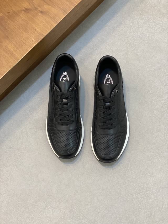 Tods男士休闲运动鞋 本款tod’S 运动鞋以新颖设计吸引眼球,橡胶豆豆尽显品牌传统元素。进口小牛皮冲孔制成，触感柔软。 鞋面进口牛皮+透气网里+厚底组合橡胶