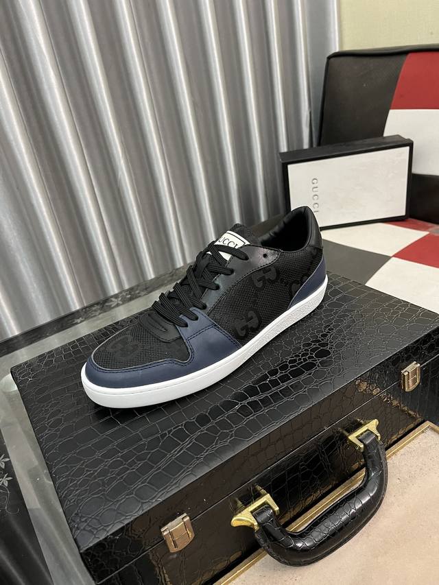 出厂价： Gucci 古奇系列最 2023新款精心打造，引爆全场！不断创新的国际品牌 此款男士四季运动休闲鞋，原版版本，鞋面采用牛皮面料 ，皮垫脚真爆超轻底，码