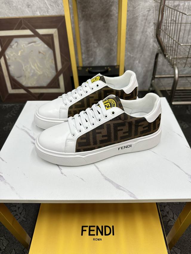 Fendi-芬迪 经典款运动休闲鞋时下新品，采用牛皮配品牌印花面料舒适真皮内里。完美楦型，大方时尚的设计，吸引了众多消费者的追捧，码数：38-44 45定做不退