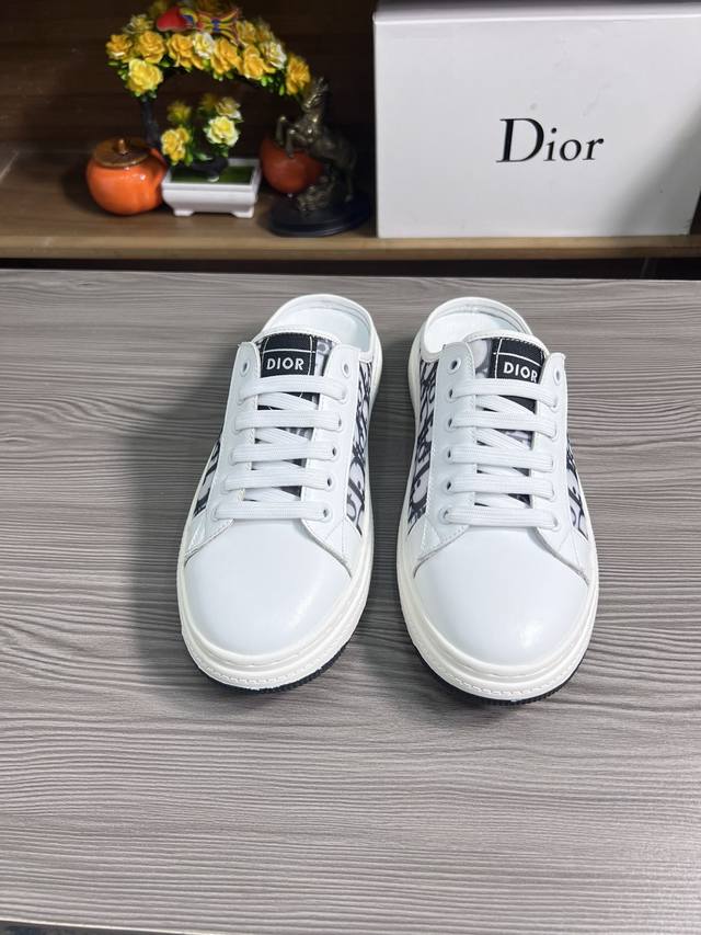 Dior -高端品质 原单 2024早春半拖 -鞋面：Sp高级牛二层 顶级丝光立体面料 -内里：内里；高级羊皮里，垫脚；顶级牛皮 -大底：超轻精品橡胶； -超高