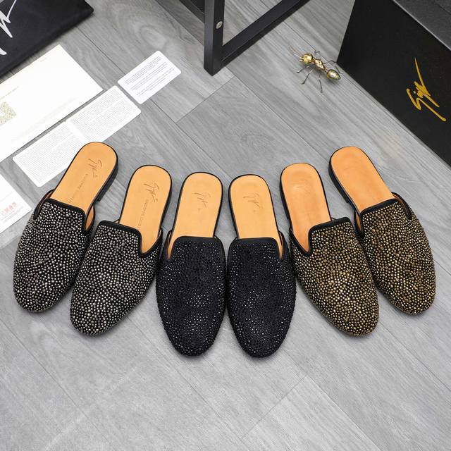 商品商标： 朱塞佩 半拖 拖鞋 正码码数: 38-44 45订做不退换 商品材料：精选反绒牛皮烫钻鞋面，牛皮内里 原版大底