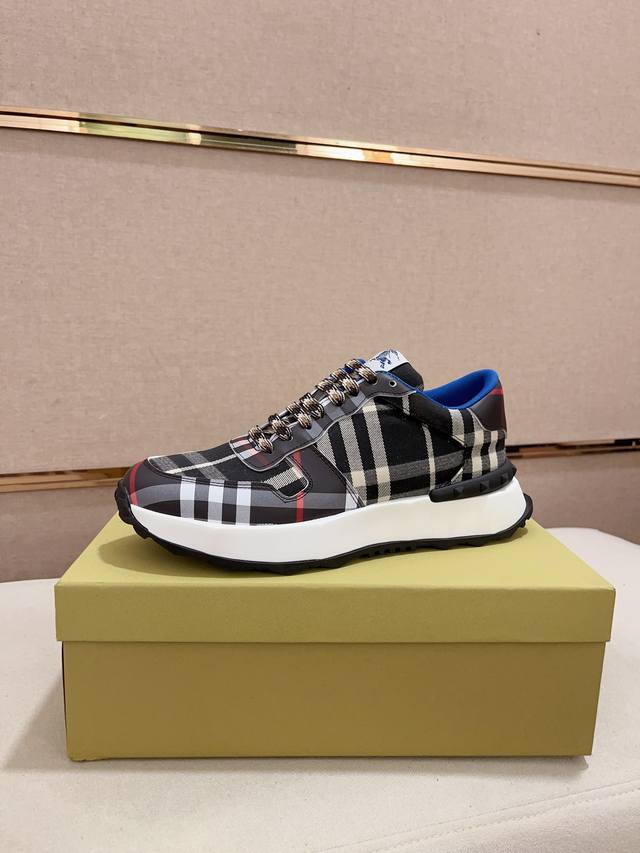 工厂价: 专柜同步burberry 巴宝莉 顶级代购同步发售正码数：38-44意大利进口头层牛皮配布料。全进口羊皮内里，鞋底：原厂特供原版底，独家活动成型底超级