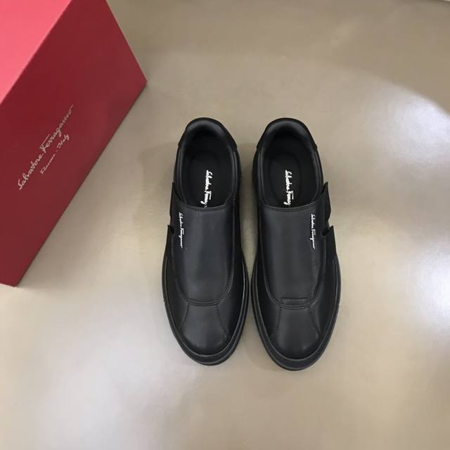 Salvatore Ferraga** 高端男士低帮时尚运动鞋，这款休闲鞋结构新颖，由柔软的小牛皮制作，鞋面的撞色元素凸显大胆前卫气息，头层羊皮内里高档舒适。这