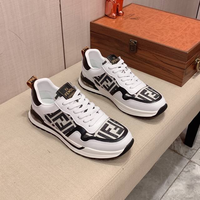 新款: 厂价: 芬迪fendi* 最新爆款休闲鞋，顶端品牌奢侈～代购，顶级～质量。鞋面選用进口透气牛皮搭配材质透气羊皮垫脚 精细做工。原版个性时尚柔软橡膠耐磨防