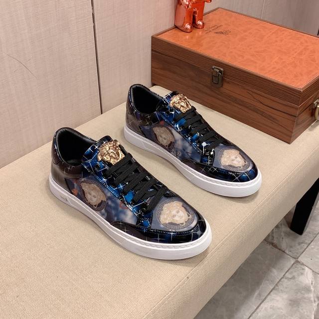 新款: 厂价: 范思哲versace* 最新爆款休闲鞋，顶端品牌奢侈～代购，顶级～质量。鞋面選用进口透气牛皮搭配材质透气羊皮垫脚 精细做工。原版个性时尚柔软橡膠