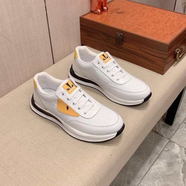 新款: 厂价: 芬迪fendi* 最新爆款休闲鞋，顶端品牌奢侈～代购，顶级～质量。鞋面選用进口透气牛皮搭配材质透气羊皮垫脚 精细做工。原版个性时尚柔软橡膠耐磨防