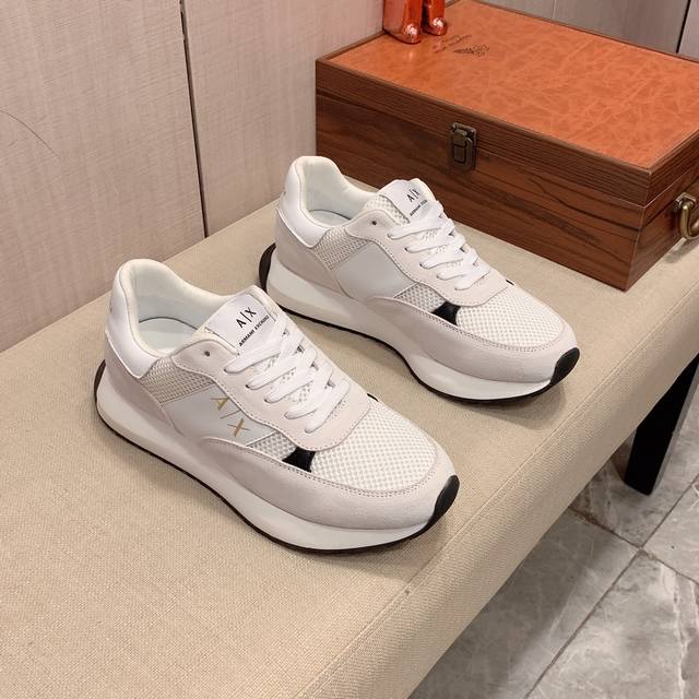 新款: 厂价: 阿玛尼armani* 最新爆款休闲鞋，顶端品牌奢侈～代购，顶级～质量。鞋面選用进口透气牛皮搭配材质透气羊皮垫脚 精细做工。原版个性时尚柔软橡膠耐