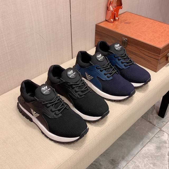 新款: 厂价: 阿玛尼armani* 最新爆款休闲鞋，顶端品牌奢侈～代购，顶级～质量。鞋面選用进口透气牛皮搭配材质透气羊皮垫脚 精细做工。原版个性时尚柔软橡膠耐